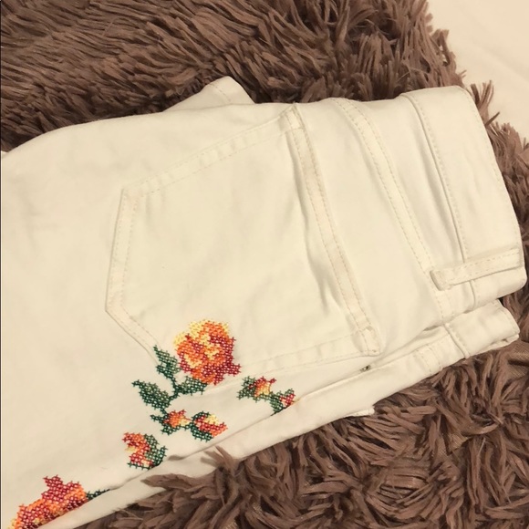 Whit skinny jeans with rose detailing - Picture 4 of 4